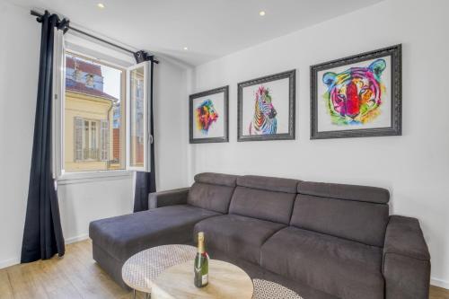 un salon avec un canapé et une table dans l'établissement F4 Notre-Dame , Hypercentre à 2 minutes du Palais des congrès, à Cannes