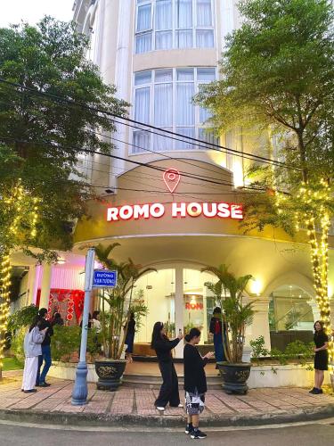 a group of people standing outside of a roma house at KHÁCH SẠN ROMO in Quang Ngai