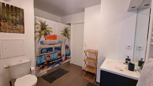 Ένα μπάνιο στο Bel appartement à seulement 30 minutes de Paris-la défense