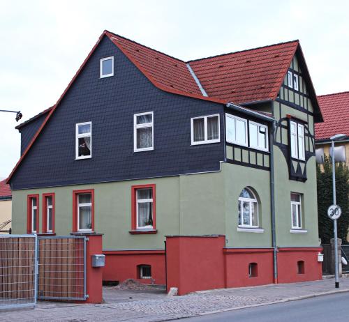 ein großes Haus mit schwarzem Dach in der Unterkunft Villa Anneliese in Weimar