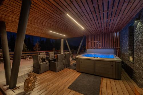 een kamer met een hot tub op een terras bij Chalet 4hills, Demänovská Dolina in Liptovský Mikuláš
