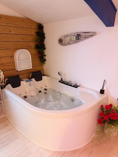 - une grande baignoire blanche dans la chambre dans l'établissement Appart Suite Balneo Jacuzzi Wifi Clim et Parking, à Mauguio