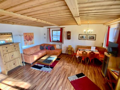 a living room with a couch and a table at Ferienwohnung Ferienanlage Pool Sauna Hallenbad Nähe Skipiste Bayer Wald in Hauzenberg