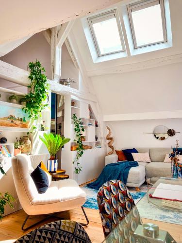 - un salon avec un plafond voûté et des lucarnes dans l'établissement Le Marais Apartment Skylight Loft Escape, à Paris