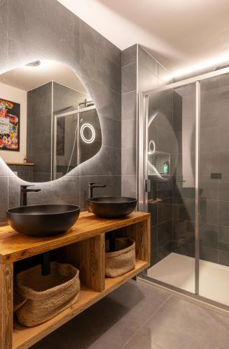 une salle de bain avec deux lavabos et une douche dans l'établissement Appartement Louski, aux Gets