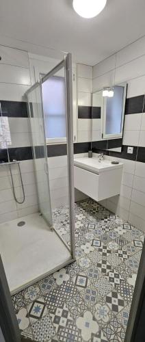 une salle de bain avec douche et lavabo dans l'établissement A proximité de toutes commodités, à Rivesaltes