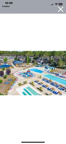 Swimmingpoolen hos eller tæt på Mobilhome 6 et 4 places terrasses couvertes - Les Dunes de Contis