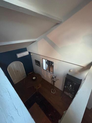 - une salle de bains avec toilettes dans l'établissement le Prestige de Béziers, à Béziers