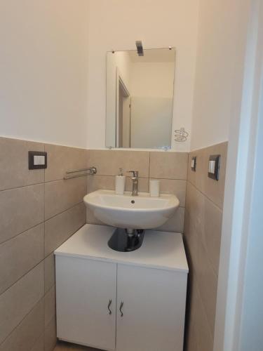 a bathroom with a sink and a mirror at HOUSE AIRPORT Catania 3 in CTA