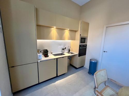 una piccola cucina con lavello e frigorifero di Osito Hub - Campoamor a Valencia