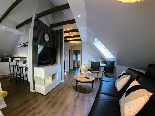 TV a/nebo společenská místnost v ubytování Eine sehr gemütliche Dachgeschoß Ferienwohnung