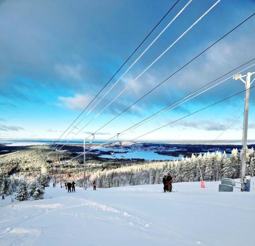 a group of people on a ski lift in the snow at Mysig timmerstuga på dalagård in Leksand