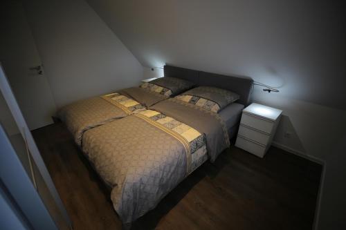Postel nebo postele na pokoji v ubytování Eine sehr gemütliche Dachgeschoß Ferienwohnung