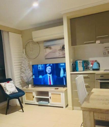 Una cocina o cocineta en Hervey Bay 2BR 2BA Apartment in Resort on the Esplanade with 2 Pools, Spa, Gym, and Parking