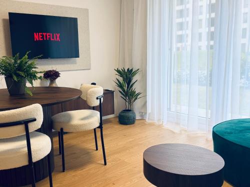 TV/trung tâm giải trí tại Luxury Apartment with Free Private Parking