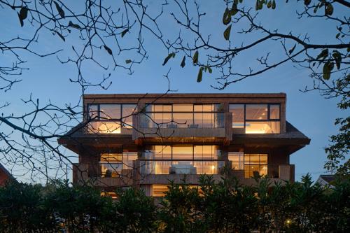 a house with glass windows on the side of it at Somland Resort in Paiya