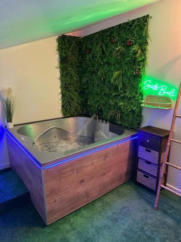 Photo de la galerie de l'établissement Appart Loft Balneo Jacuzzi Wifi Clim et Parking, à Mauguio