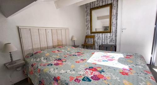 une chambre avec un lit avec une couette dessus dans l'établissement Appart calme avec vue dégagée, terrasse, clim, parking !, à Sète