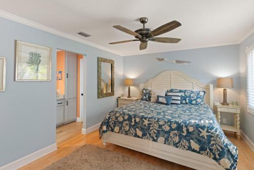 ein Schlafzimmer mit einem Bett und einem Deckenventilator in der Unterkunft Harbour Oaks, Unit 213 in Demere Park