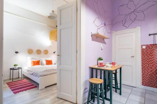 Lilac Escape on Baross street