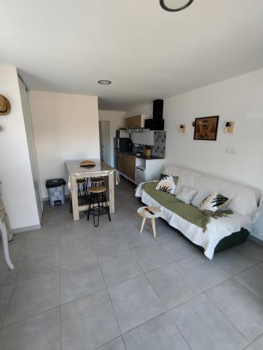 un salon avec un canapé et une table dans l'établissement incore di u maquis corsu, à Sotta