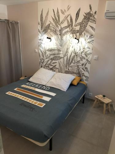 Ce lit se trouve dans un dortoir orné d'une fresque murale. dans l'établissement incore di u maquis corsu, à Sotta