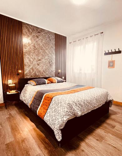 une chambre avec un grand lit et une fenêtre dans l'établissement Villa Chris-Aurelie, à Les Olmes