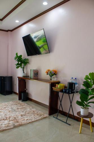 Una televisión o centro de entretenimiento en Jindarin Villas
