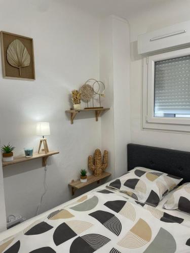 une chambre avec un lit et une fenêtre dans l'établissement Appartement 2 pièces vue mer, à Saint Cyprien Plage