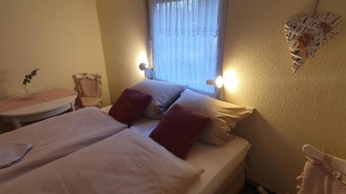 a hotel room with two beds and a window at Blütenhaus im Rhododendronpark 5 min zum See in Kromlau