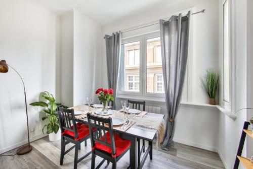 une salle à manger avec une table et des chaises et une fenêtre dans l'établissement Lovely quiet 2 rooms close to center with balcony, à Mulhouse