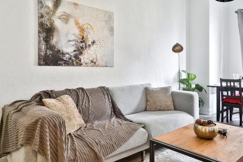 Lovely quiet 2 rooms close to center with balcony