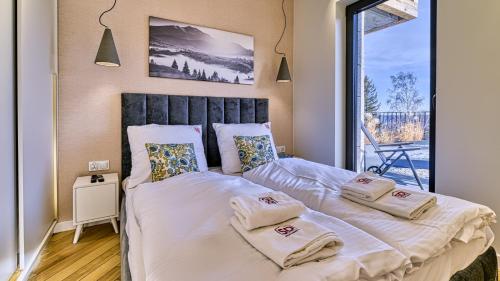 卡尔帕奇Apartament Orlik 006 z ogrodem i widokiem na Śnieżkę - 5D Apartments的卧室里有一张铺着白色床单的床和一扇窗户