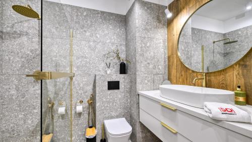 卡尔帕奇Apartament Orlik 006 z ogrodem i widokiem na Śnieżkę - 5D Apartments的浴室里有洗手池和镜子