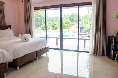 Una cama o camas en una habitación de Jindarin Villas