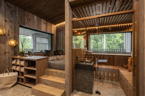 Cabina in legno con letto e finestra di Luxury Chalet Tre Cime mit Privat Spa & Pool a Sesto