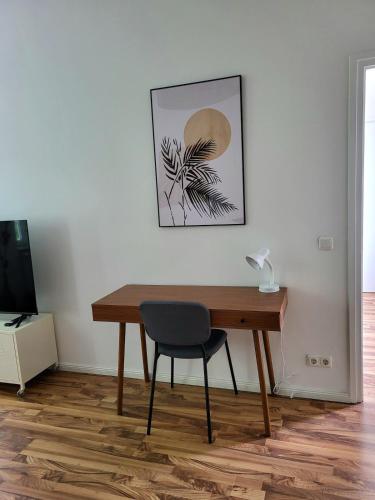 a wooden desk with a chair in a room at Suite 3 - Apartments am Schloss in Oberschleißheim