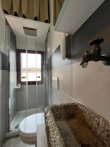 a bathroom with a bath tub and a toilet at Cozy apartment close to Biennale of Venice in Venice