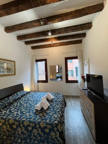 a bedroom with a bed with two towels on it at Cozy apartment close to Biennale of Venice in Venice