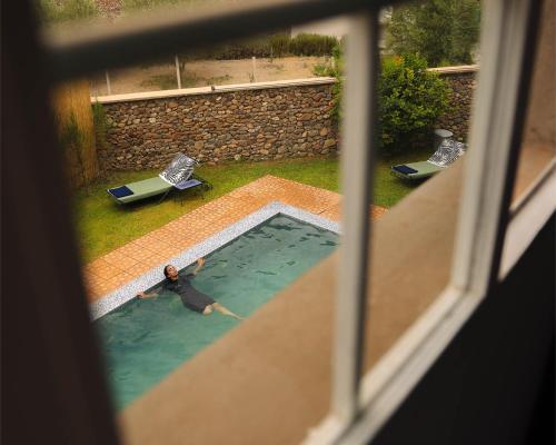 a man in a swimming pool in a backyard at Sakia Talamanzou in Talamennzou