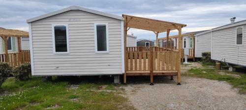 Budova, kde se kemp nachází