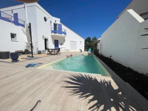 Jolie villa avec piscine et vue panoramique sur le golf