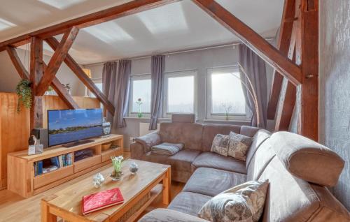 a living room with a couch and a tv at Gorgeous Apartment In Nübel Ot Brekling in Brekling