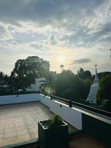 Matahari terbit atau terbenam yang dilihat dari lodge atau berdekatan