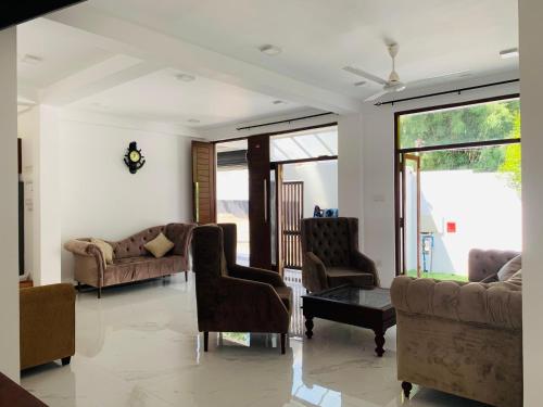 Ruang duduk di Asirima Villas