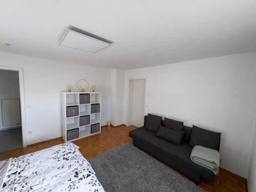 a living room with a couch and a bed at Ferienwohnung Stadtnah im grünen in Ravensburg