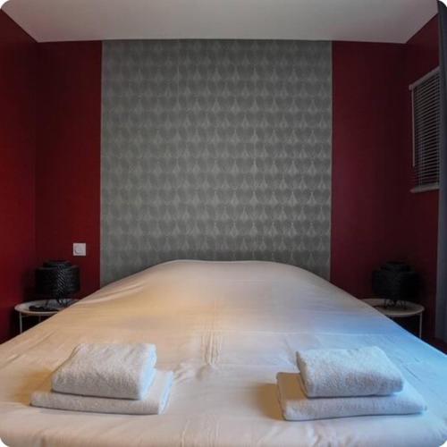 un lit avec deux serviettes dessus dans l'établissement Charmant T2 Hyper centre, à Montauban