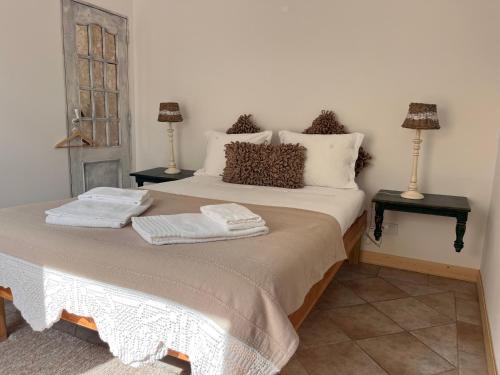a bedroom with a bed with two towels on it at Snug Houseguests in Lisbon