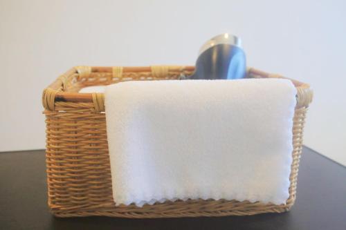 a basket with a towel and a razor in it at 花乃郷 赤羽 in Tokyo