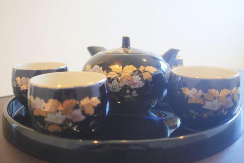 a tea pot and three candles on a plate at 花乃郷 赤羽 in Tokyo